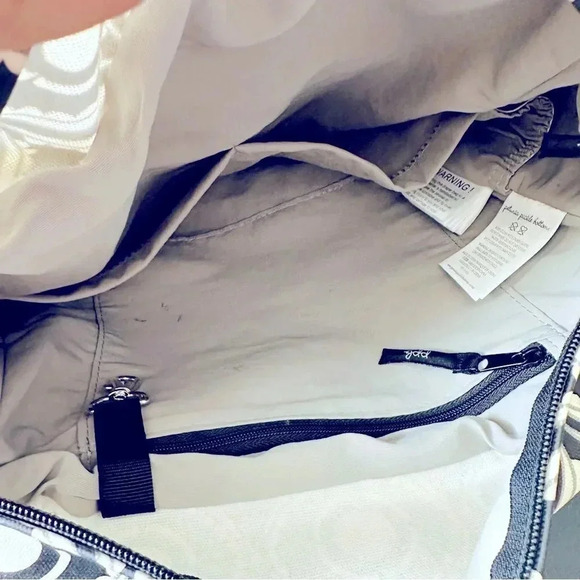 Petunia Pickle Bottom Evening In Islington Boxy Diaper Bag W Crossbody/Wristlet - Picture 14 of 16